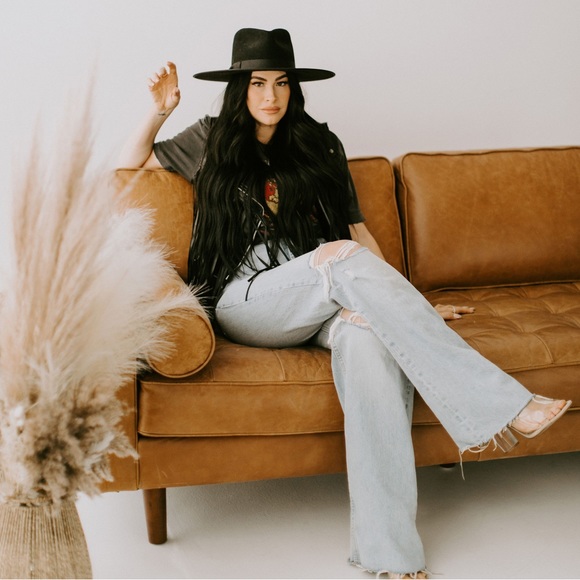 Meet your Posher, Jennifer - Picture 1 of 3